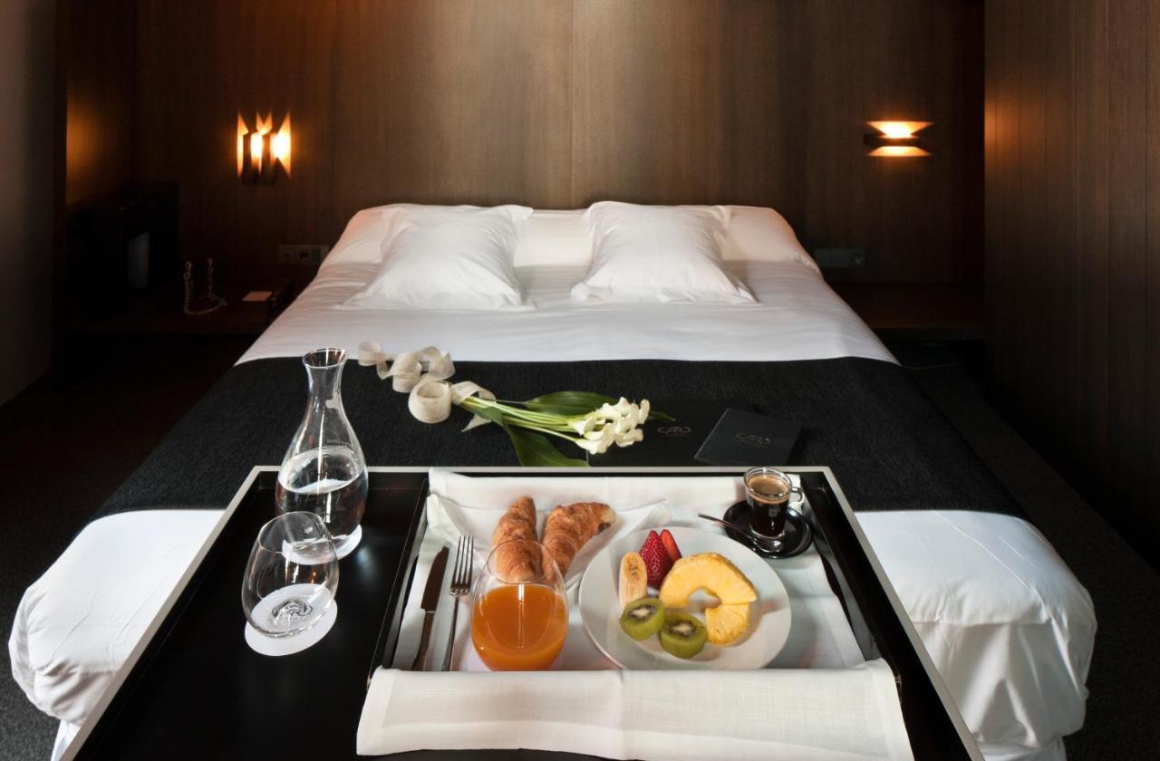 Caro Hotel Valencia Exterior photo Room service