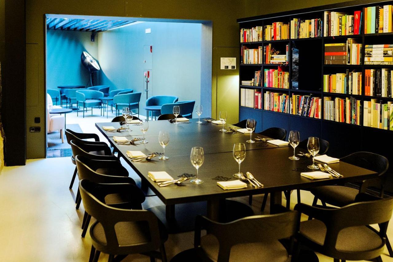Caro Hotel Valencia Exterior photo Library at the London Edition