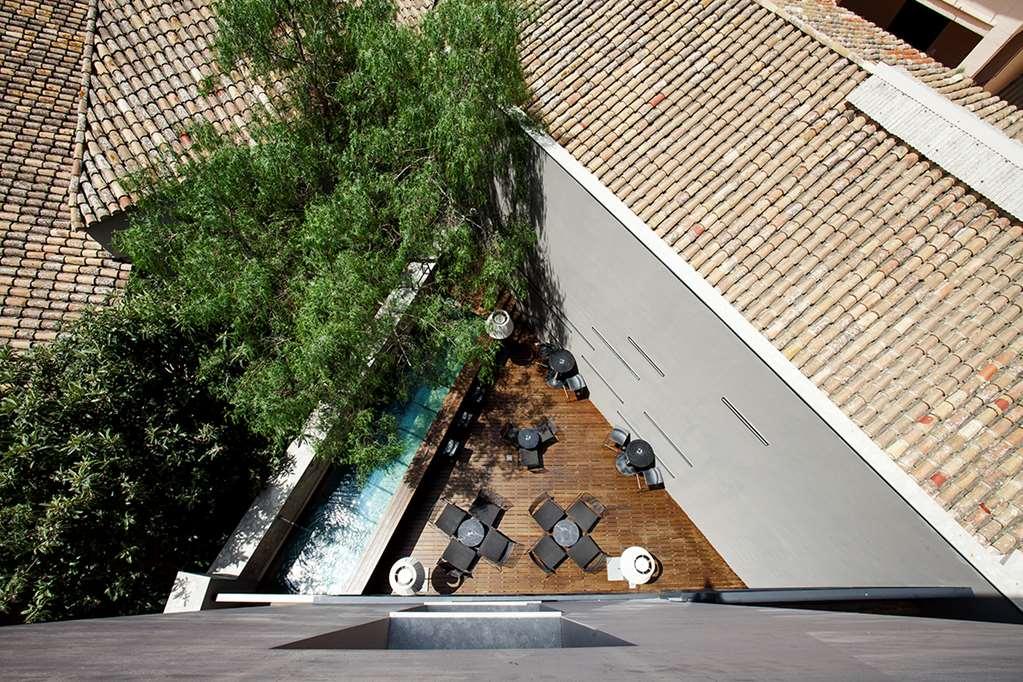 Caro Hotel Valencia Facilities photo The sculpture in 2011